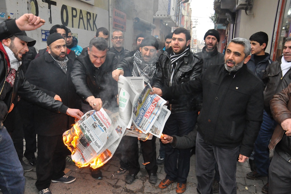 Cumhuriyet gazetesine tepkiler devam ediyor Cumhuriyet gazetesine tepkiler devam ediyor